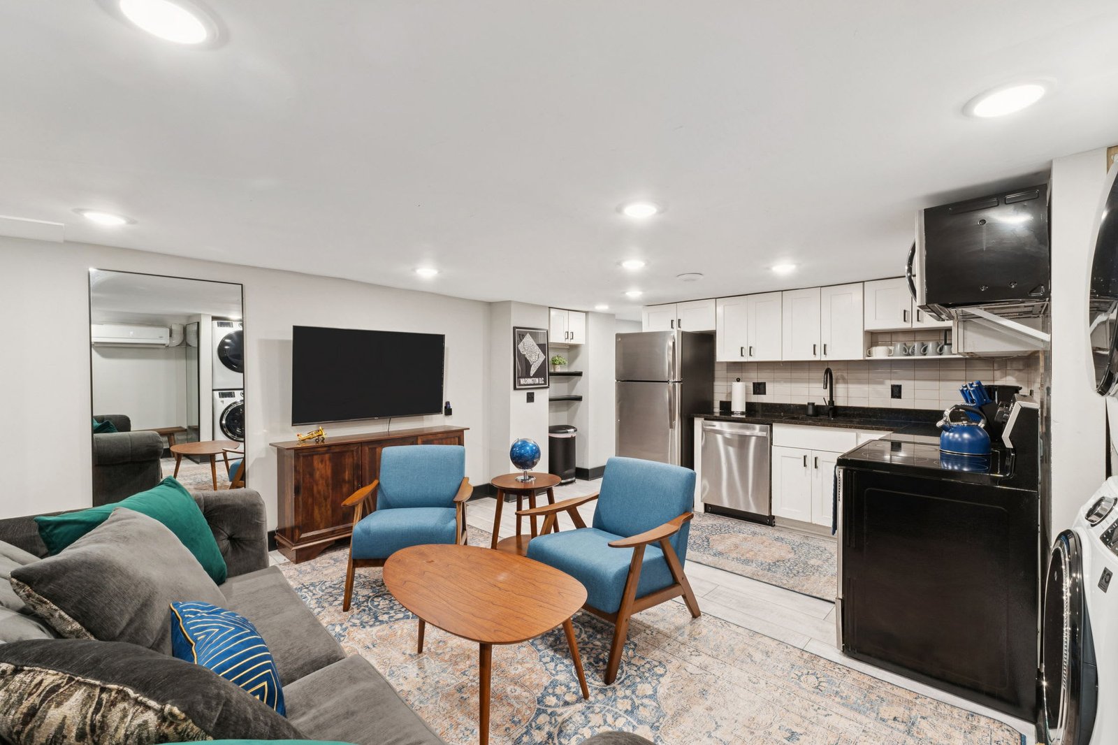 Sleeps 14 · 4BR/4BA · 2 Kitchens · Logan Circle