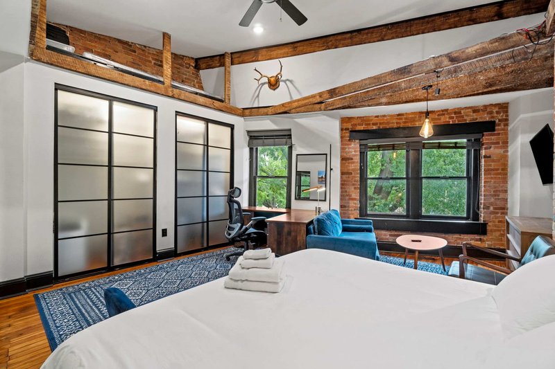 Sleeps 14 · Historic 4BR · Steps to Shaw Metro – Photo 14