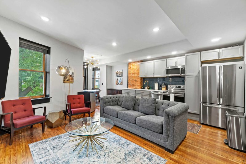 Sleeps 14 · Historic 4BR · Steps to Shaw Metro – Photo 9