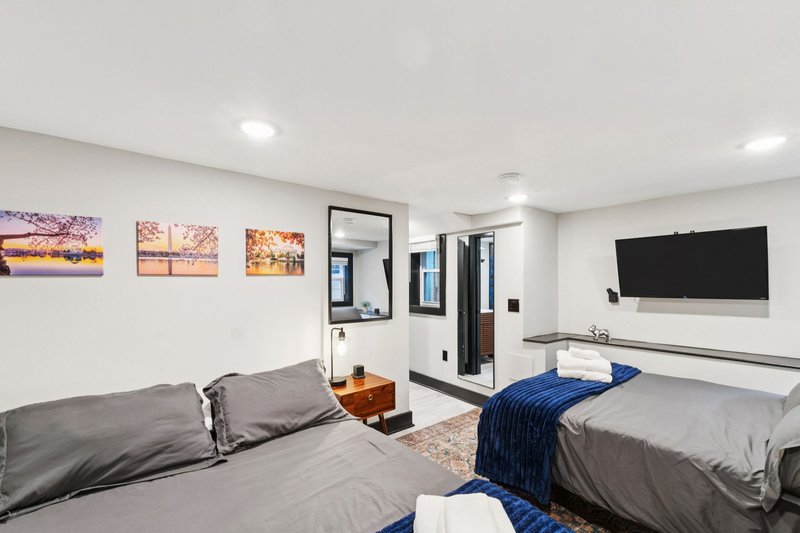 Sleeps 14 · 4BR/4BA · 2 Kitchens · Logan Circle – Photo 15