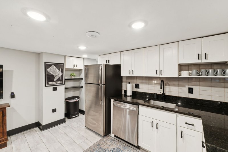 Sleeps 14 · 4BR/4BA · 2 Kitchens · Logan Circle – Photo 7