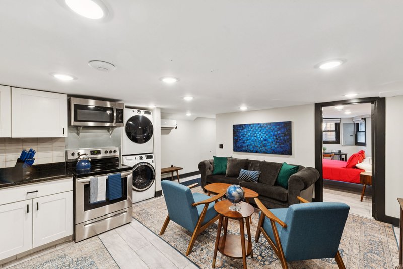 Sleeps 14 · 4BR/4BA · 2 Kitchens · Logan Circle – Photo 11