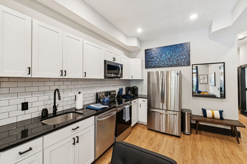 Sleeps 14 · 4BR/4BA · 2 Kitchens · Logan Circle – Photo 13