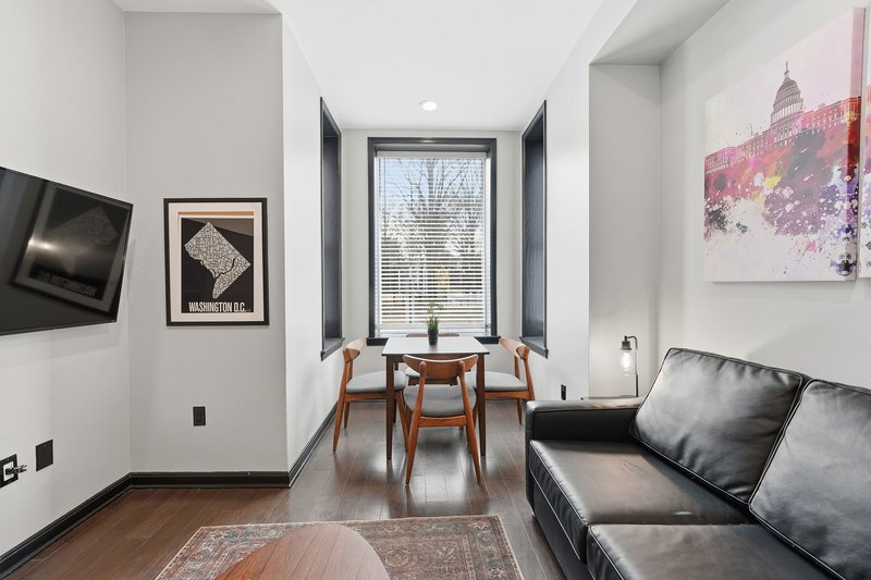 Sunny bay-window dining
